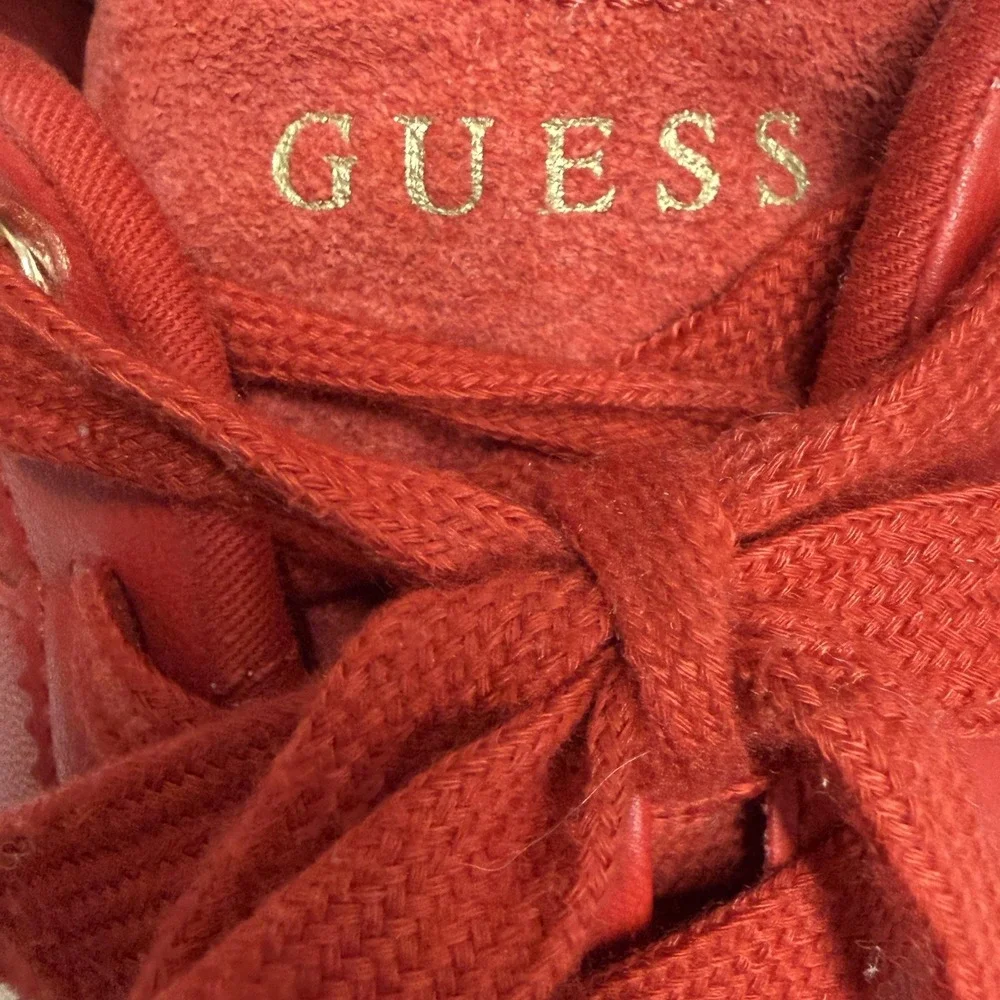 Guess Shoes Womens Size 10 Red Chain Charm Low Top‎ Casual Sneakers GWNA0K03